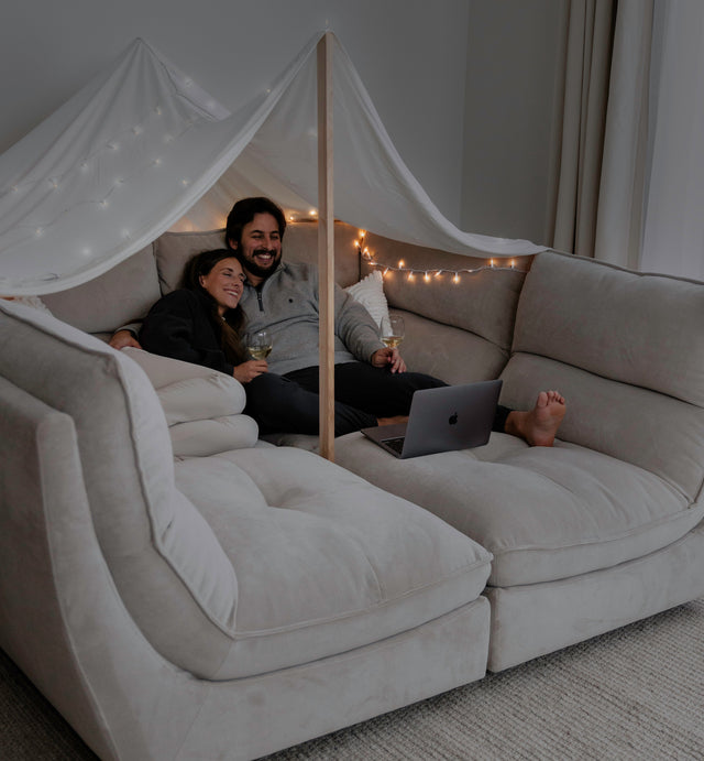Un couple relaxe confortablement sur le modulaire Delano