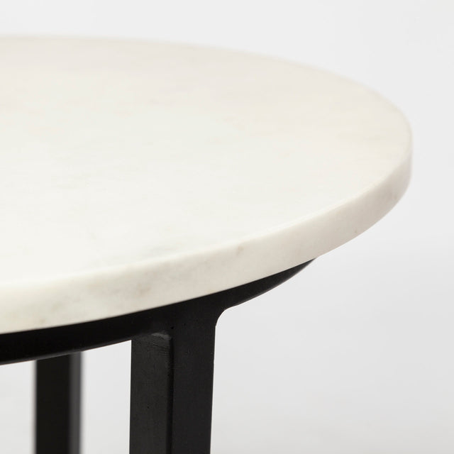 table d appoint ronde avec plateau effet marbre blanc et structure metal noire.