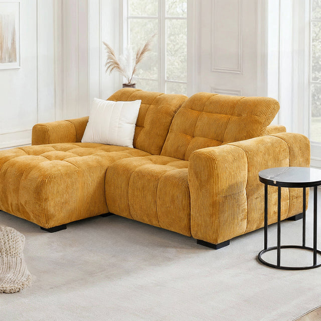 Canape relax jaune moutarde en velours cotele avec assise longue et coussin blanc.