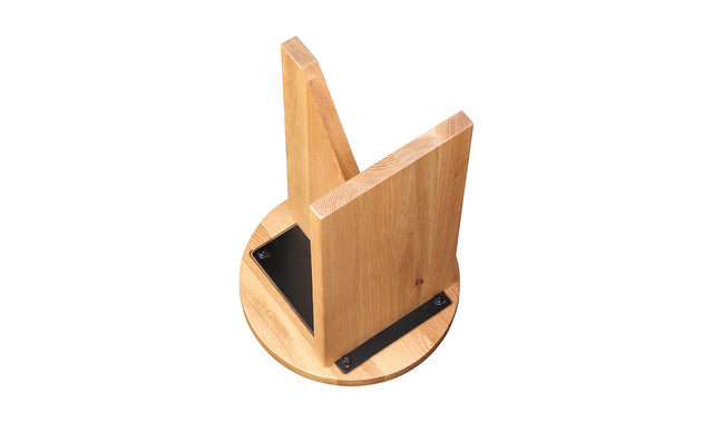 Table d'appoint en bois clair au design minimaliste pose sur tapis texture dans un interieur moderne.