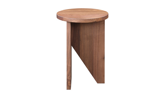 Table d'appoint en bois clair au design minimaliste pose sur tapis texture dans un interieur moderne.