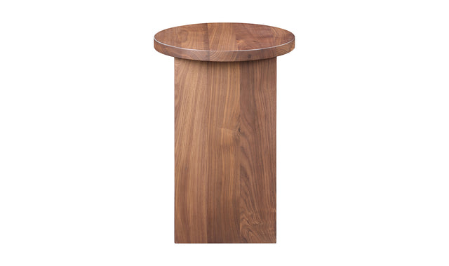 Table d'appoint en bois clair au design minimaliste pose sur tapis texture dans un interieur moderne.