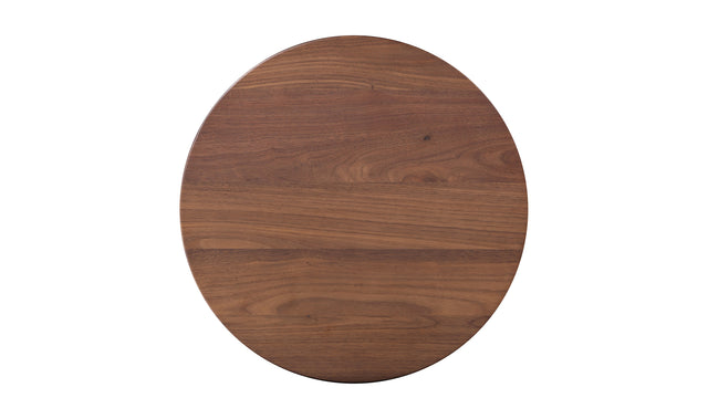 Table d'appoint en bois clair au design minimaliste pose sur tapis texture dans un interieur moderne.