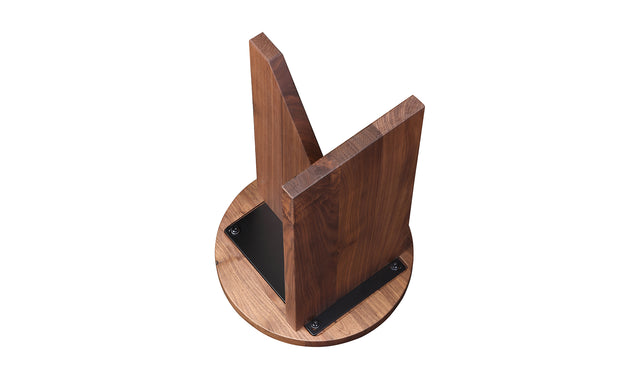 Table d'appoint en bois clair au design minimaliste pose sur tapis texture dans un interieur moderne.