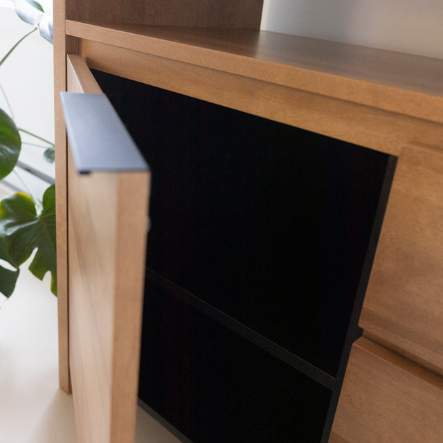 Buffet Anabel en merisier avec pieds robustes, apportant solidité et style à votre espace. Anabel sideboard in cherry wood with sturdy legs, bringing strength and style to your space.