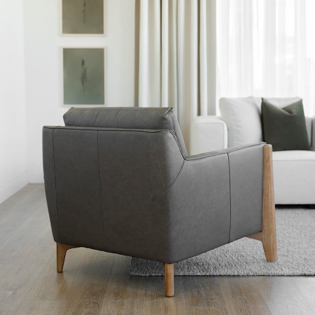 Coussin de dossier en cuir gris avec couture fine et texture lisse elegante.