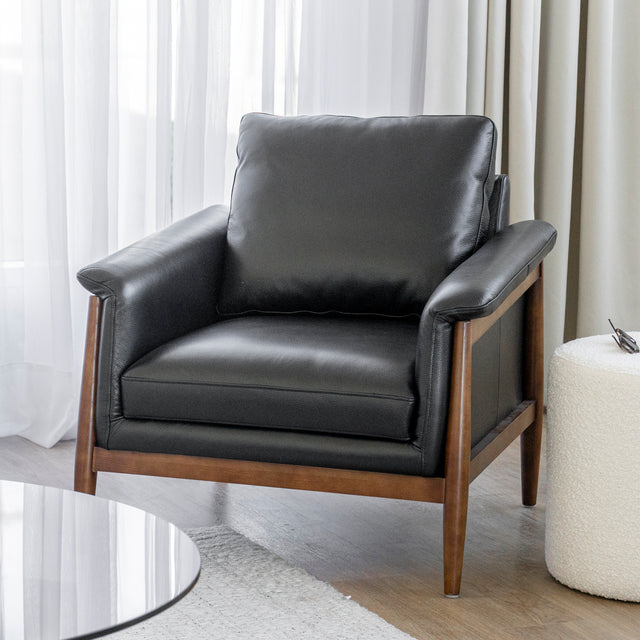 fauteuil en cuir noir avec structure en bois dans un salon moderne.