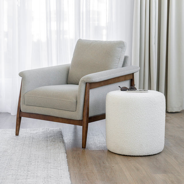 Fauteuil en tissu sable feutré - Arnold