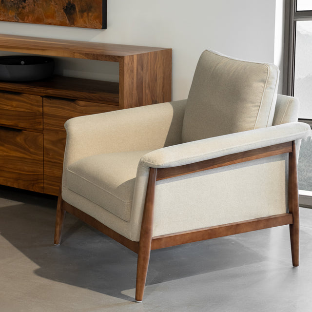 Fauteuil en tissu sable feutré - Arnold