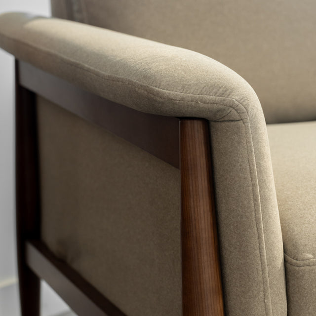 Fauteuil en tissu sable feutré - Arnold