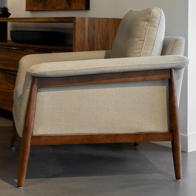 Fauteuil en tissu sable feutré - Arnold