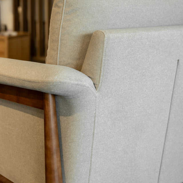 Fauteuil en tissu sable feutré - Arnold