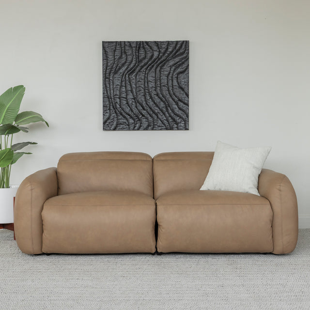 canape d angle moderne en cuir beige clair avec coussin creme dans un salon lumineux et minimaliste.