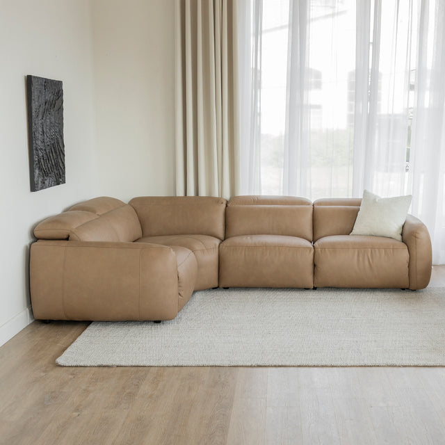 canape d angle moderne en cuir beige clair avec coussin creme dans un salon lumineux et minimaliste.