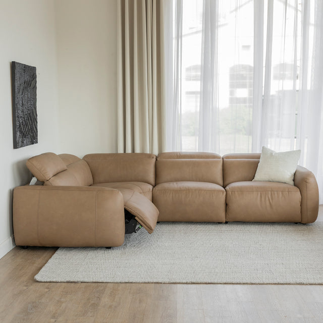 canape d angle inclinable en cuir beige clair avec repose pieds ouvert et appui tete releve.