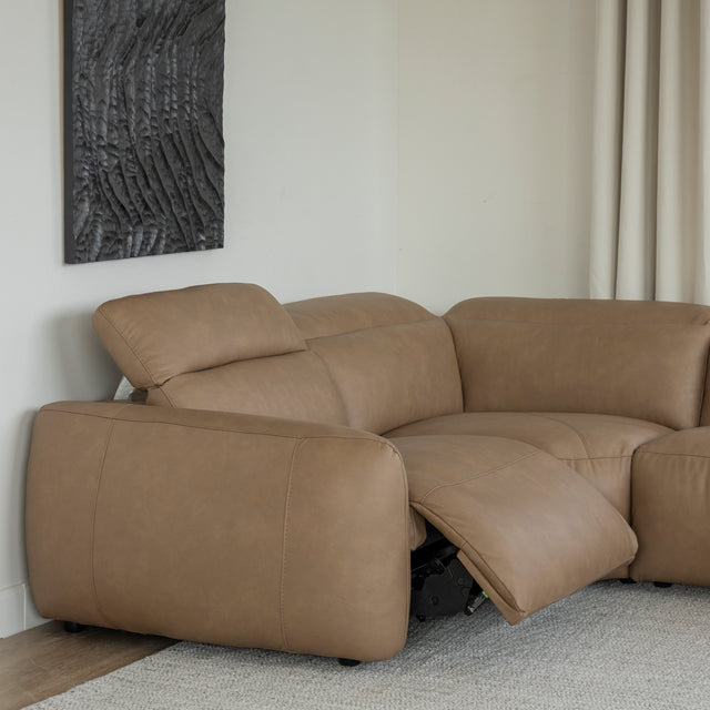 canape d angle inclinable en cuir beige clair avec repose pieds ouvert et appui tete releve.