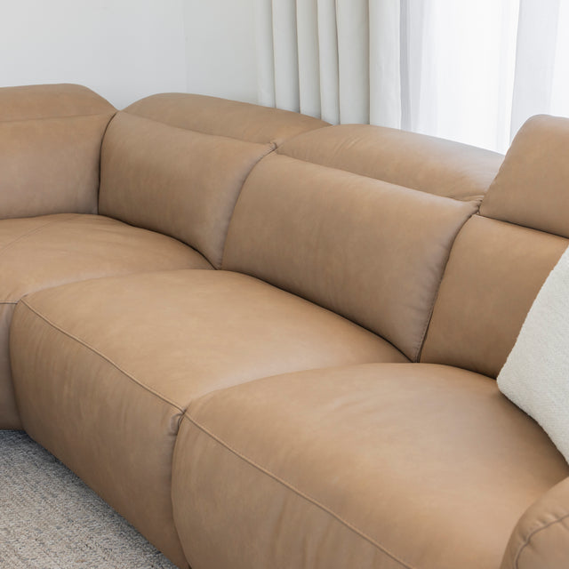 zoom sur le canape d angle en cuir beige clair montrant les coutures fines et l assise confortable.