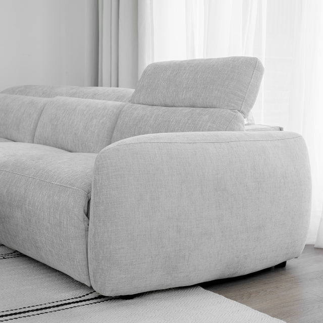 vue laterale du canape gris clair avec dossier reglable et accoudoir arrondi.