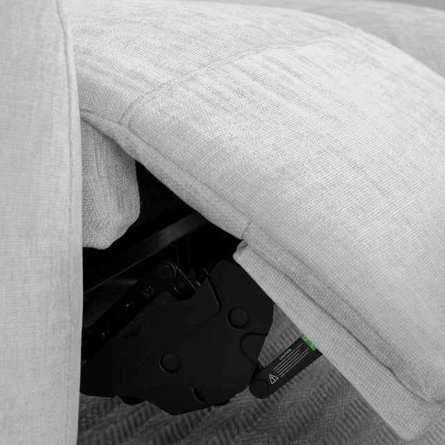 zoom sur le mecanisme du repose pieds du canape inclinable en tissu gris clair.