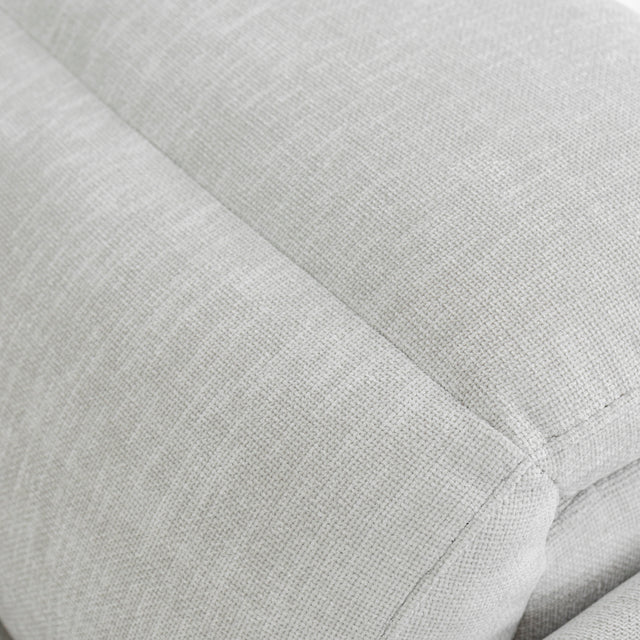 zoom sur le tissu texture du canape gris clair montrant les coutures et le detail du dossier.