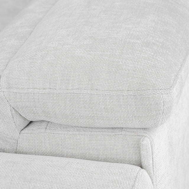 zoom sur le tissu texture du canape gris clair montrant les coutures et le detail du dossier.