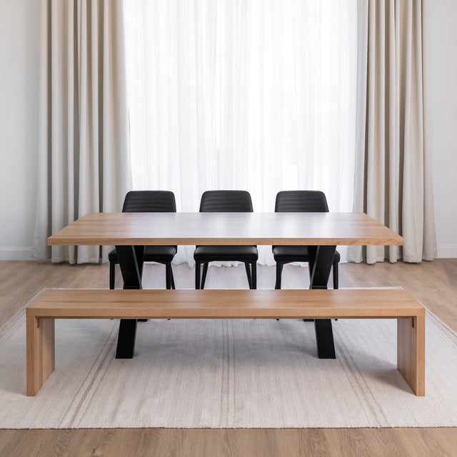 Vue latérale du banc Robin en merisier blond, élégance simple pour tout espace. Side view of the Robin bench in blonde cherry wood, simple elegance for any space.