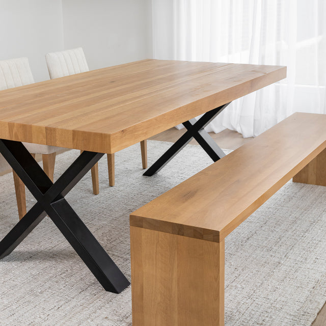 Banc Robin avec finitions en bois lisse, conçu pour un confort et une élégance intemporelle Robin bench with smooth wood finish, designed for timeless comfort and elegance.