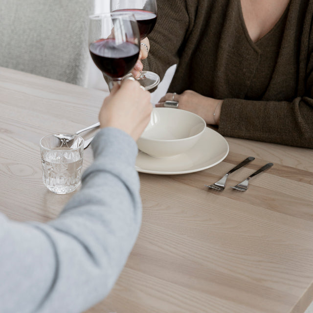 Table à manger en frêne massif de couleur houblon - BELLEROSE