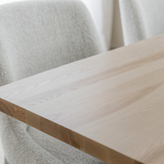 Table à manger en frêne massif de couleur houblon - BELLEROSE