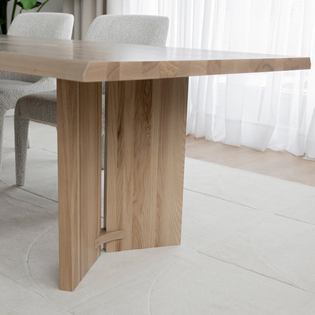 Table à manger en frêne massif de couleur houblon - BELLEROSE