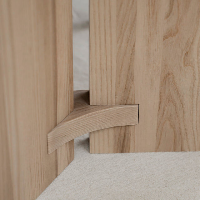 Table à manger en frêne massif de couleur houblon - BELLEROSE