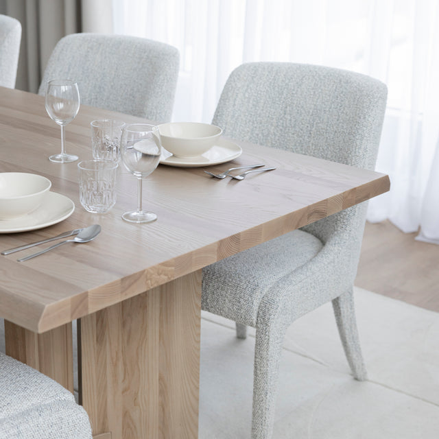 Table à manger en frêne massif de couleur houblon - BELLEROSE