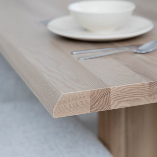 Table à manger en frêne massif de couleur houblon - BELLEROSE