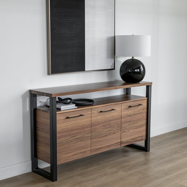 Buffet Augusta en noyer naturel, 3 portes, design élégant | Augusta sideboard in natural walnut, 3 doors, elegant design.