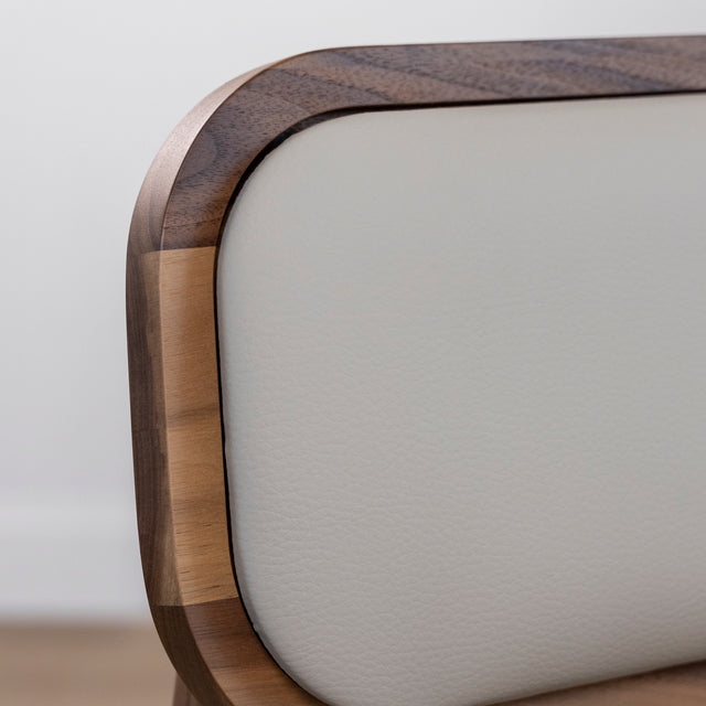 Chaise de cuisine en cuir végane taupe et noyer - Nora