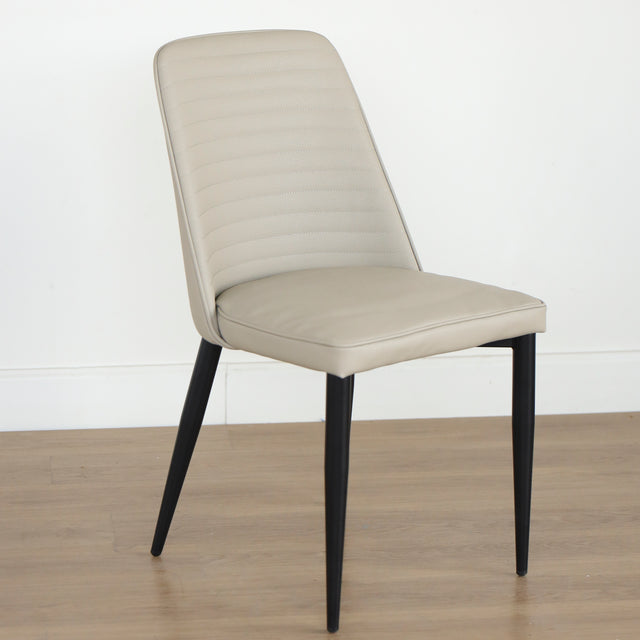 Chaise moderne taupe avec pieds noirs coniques, design elegant pour salle a manger.