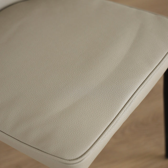 Chaise moderne taupe avec pieds noirs coniques, design elegant pour salle a manger.