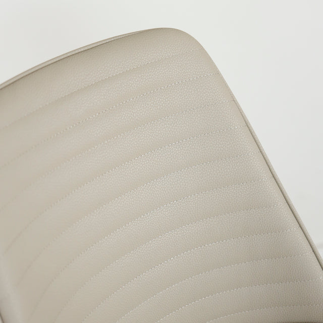 Chaise moderne taupe avec pieds noirs coniques, design elegant pour salle a manger.