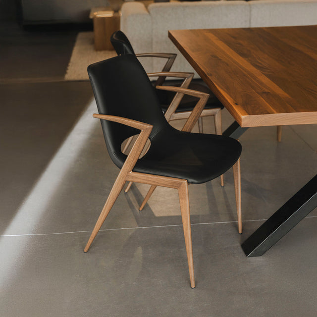 Chaise de salle a manger moderne en cuir végane noir avec accoudoirs et pieds en métal imitation bois