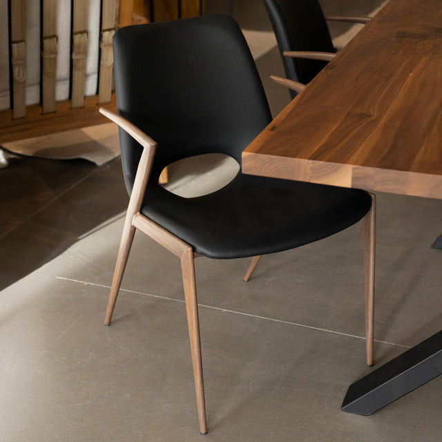 Chaise de salle a manger moderne en cuir végane noir avec accoudoirs et pieds en métal imitation bois