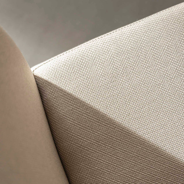 chaise moderne en tissu beige avec pattes noires.