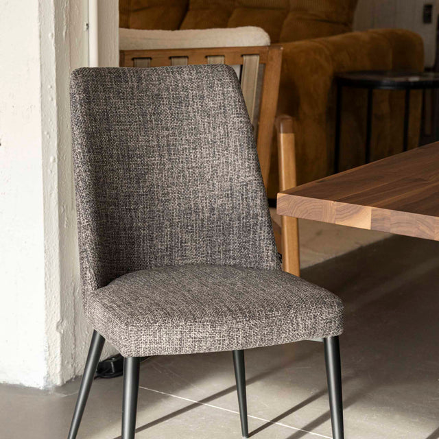 Chaise de salle a manger en tissu gris/brun moderne avec pattes en métal noir.