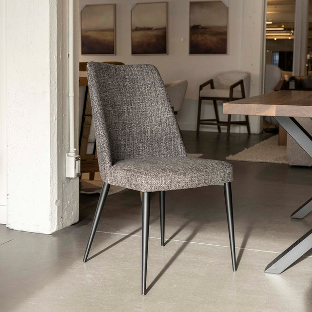 Chaise de salle a manger en tissu gris/brun moderne avec pattes en métal noir.