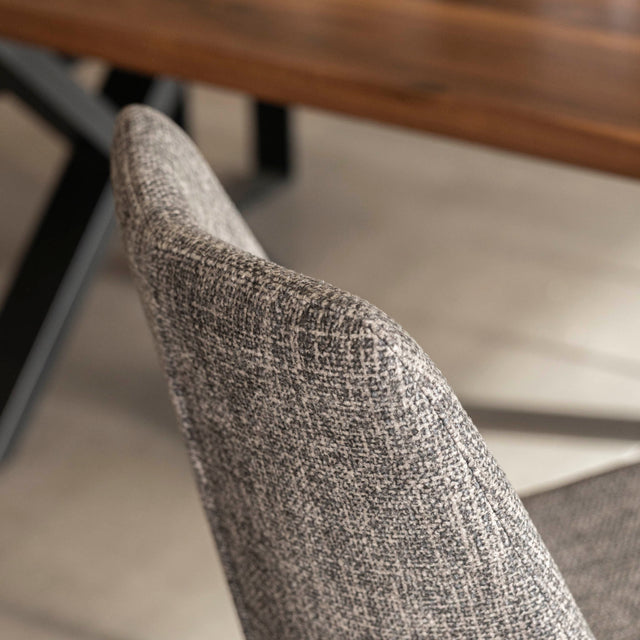 Chaise de salle a manger en tissu gris/brun moderne avec pattes en métal noir.