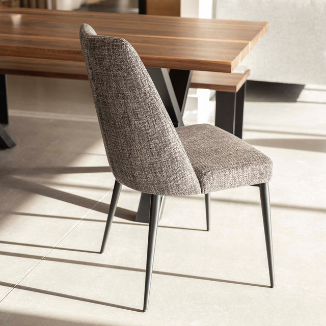 Chaise de salle a manger en tissu gris/brun moderne avec pattes en métal noir.