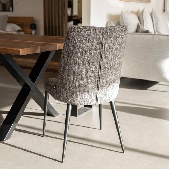 Chaise de salle a manger en tissu gris/brun moderne avec pattes en métal noir.
