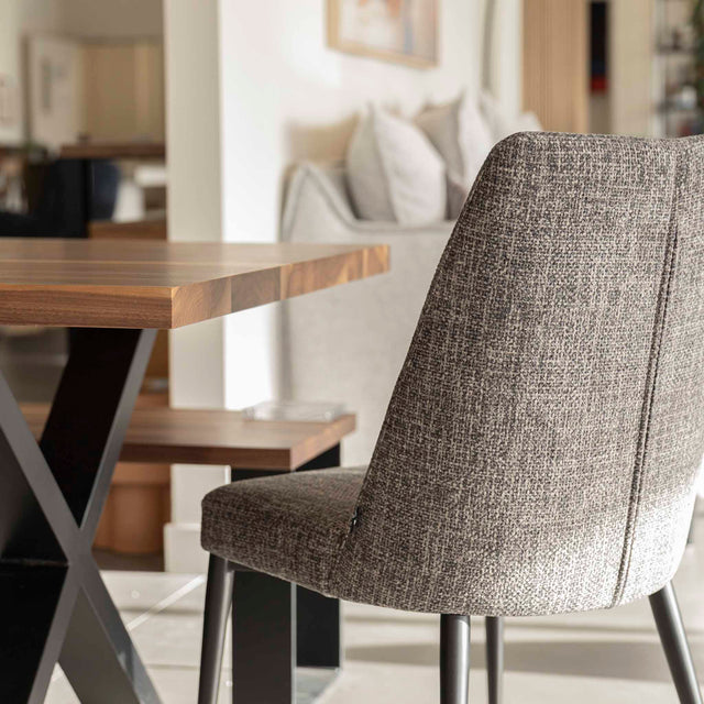 Chaise de salle a manger en tissu gris/brun moderne avec pattes en métal noir.