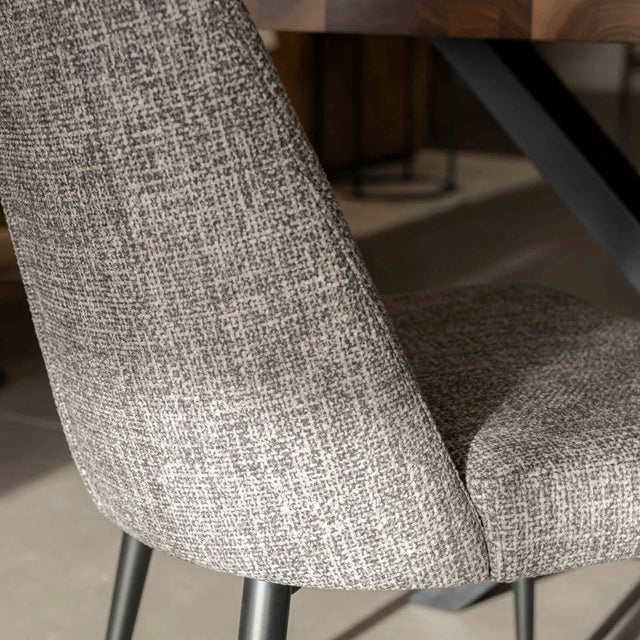 Chaise de salle a manger en tissu gris/brun moderne avec pattes en métal noir.
