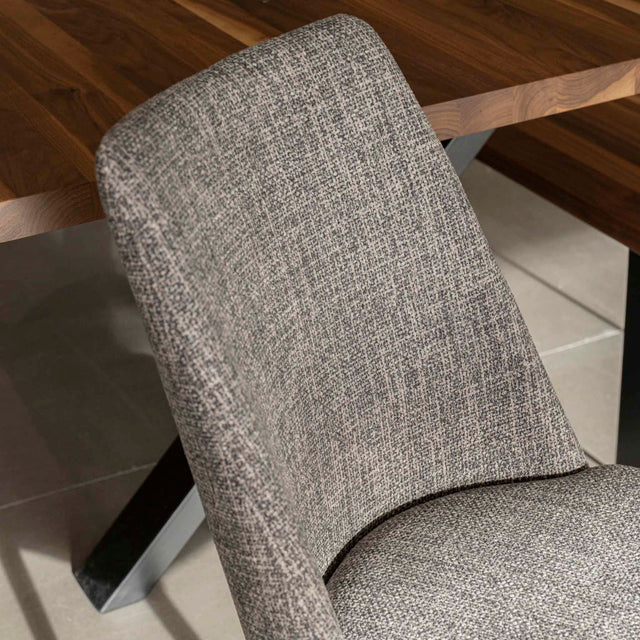 Chaise de salle a manger en tissu gris/brun moderne avec pattes en métal noir.