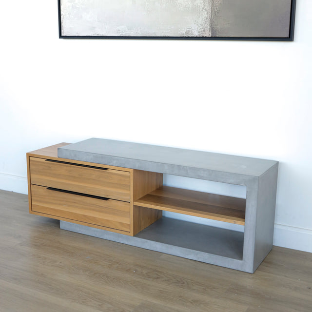 Meuble TV moderne en bois de noyer et beton gris avec tiroirs et etageres ouvertes.